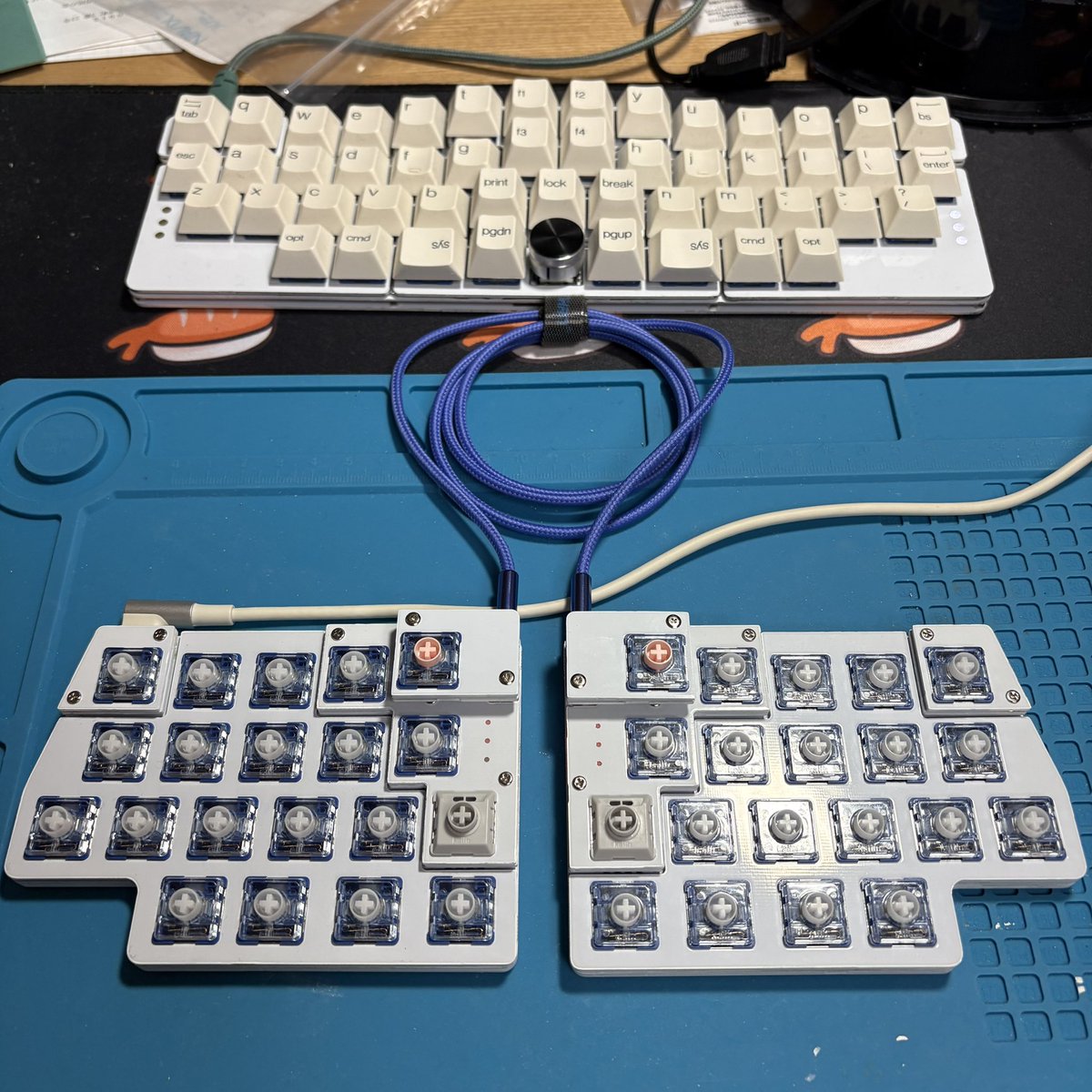 jpskenn's tweet photo. 分割型向けファームウェアの知識不足や、ほぼ致命傷のハード設計ミスもあったけど、とりあえず全キーが動作することを確認。
#Aida_kbd の誕生です。 https://t.co/WGptF074EZ