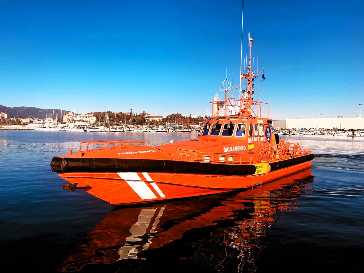 Ayer, buque Mukaddes Kalkavan solicita evacuación tripulante/corte en mano.
Nuestro centro #Algeciras moviliza la salvamar Denébola y #PolicíaPortuaria guía ambulancia hasta atraque.
Denébola deja a la tripulante en puerto, atendida por sanitarios.
Siempre con la Gente de Mar!!!