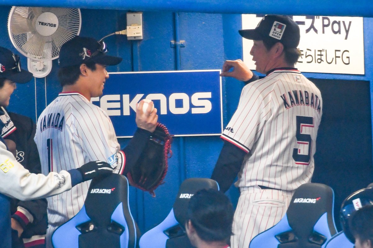 sirifukous's tweet photo. 写り悪くて申し訳ないのですが…
川端さんがショートの守備からベンチに戻った直後、山田さんと笑顔で話してるのが個人的に印象に残ったので

#川端慎吾 
#山田哲人 
#swallows https://t.co/kodem9u6eQ