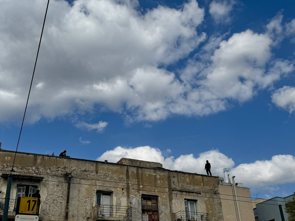 #antireport #prosfygika 

Πάνω στις στέγες αυτού του κόσμου για την ελευθερία.
Ποτέ στα χαρακώματα των πολέμων για τη μπασταρδοκρατία.