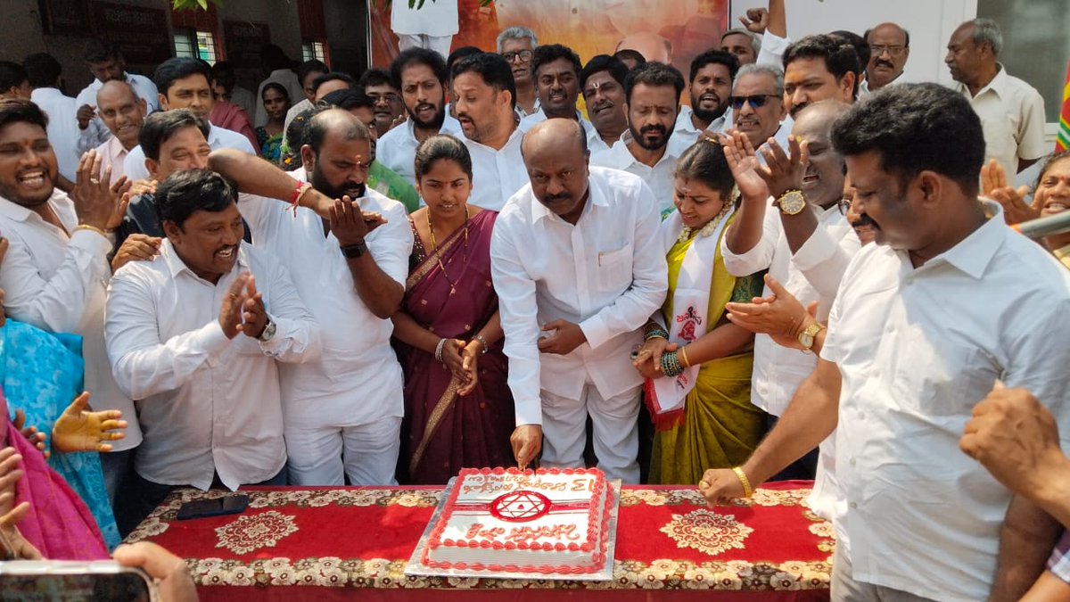 PRameshbabuMLA's tweet image. రోజు 14.03.2026 తేదీన పెందుర్తి నియోజకవర్గం సుజాతనగర్ ఎమ్మెల్యే క్యాంపు కార్యాలయం, సబ్బవరం మరియు పరవాడ మండల్లాలో జనసేన పార్టీ 13va ఆవిర్భావ దినోత్సవ సంధర్భంగా పతాకాన్ని ఎగురవేసి వేడుకలను ప్రారంభించడం జరిగింది. @JanaSenaParty #janasenapartyformationday @JSPShatagniTeam #March14th