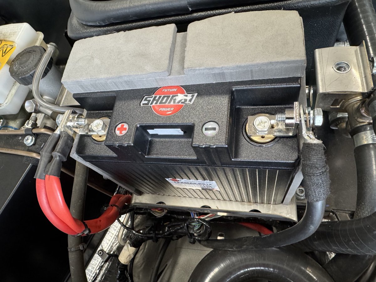 attmark's tweet photo. SS1600のバッテリーを交換しました。

入手可能な鉛電池ではサイズオーバーなので、SHORAIのリチウムバッテリーを選択！

サイズ的に2/3程度、重量は1/3程、ダウンサイジングしても容量は30Ahから36Ahにアップしました。

ポン付けでインストール完了！

少々お高いですが大満足！

#Caterham 
#SHORAI https://t.co/JnuiACqYuf