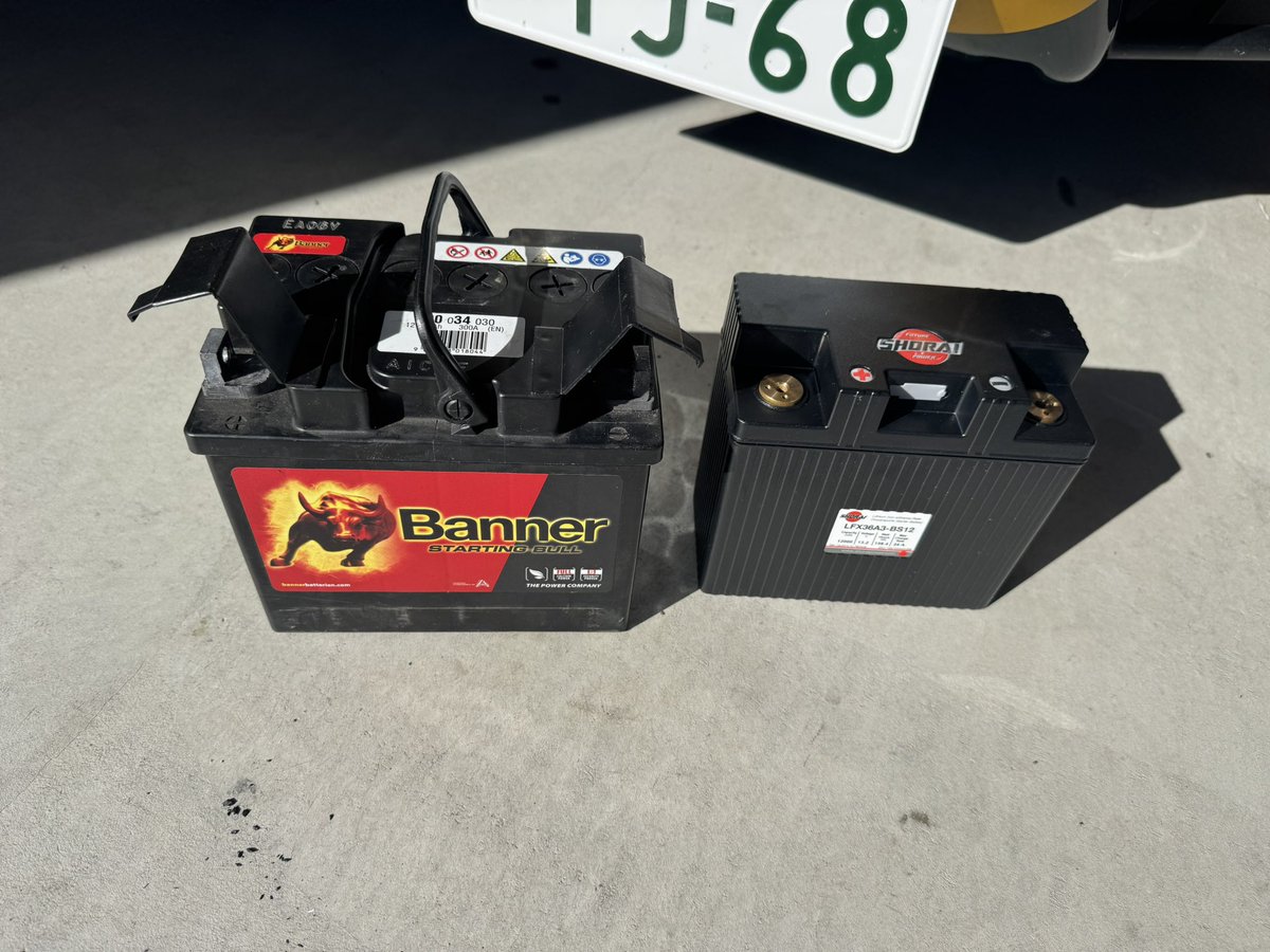 attmark's tweet photo. SS1600のバッテリーを交換しました。

入手可能な鉛電池ではサイズオーバーなので、SHORAIのリチウムバッテリーを選択！

サイズ的に2/3程度、重量は1/3程、ダウンサイジングしても容量は30Ahから36Ahにアップしました。

ポン付けでインストール完了！

少々お高いですが大満足！

#Caterham 
#SHORAI https://t.co/JnuiACqYuf