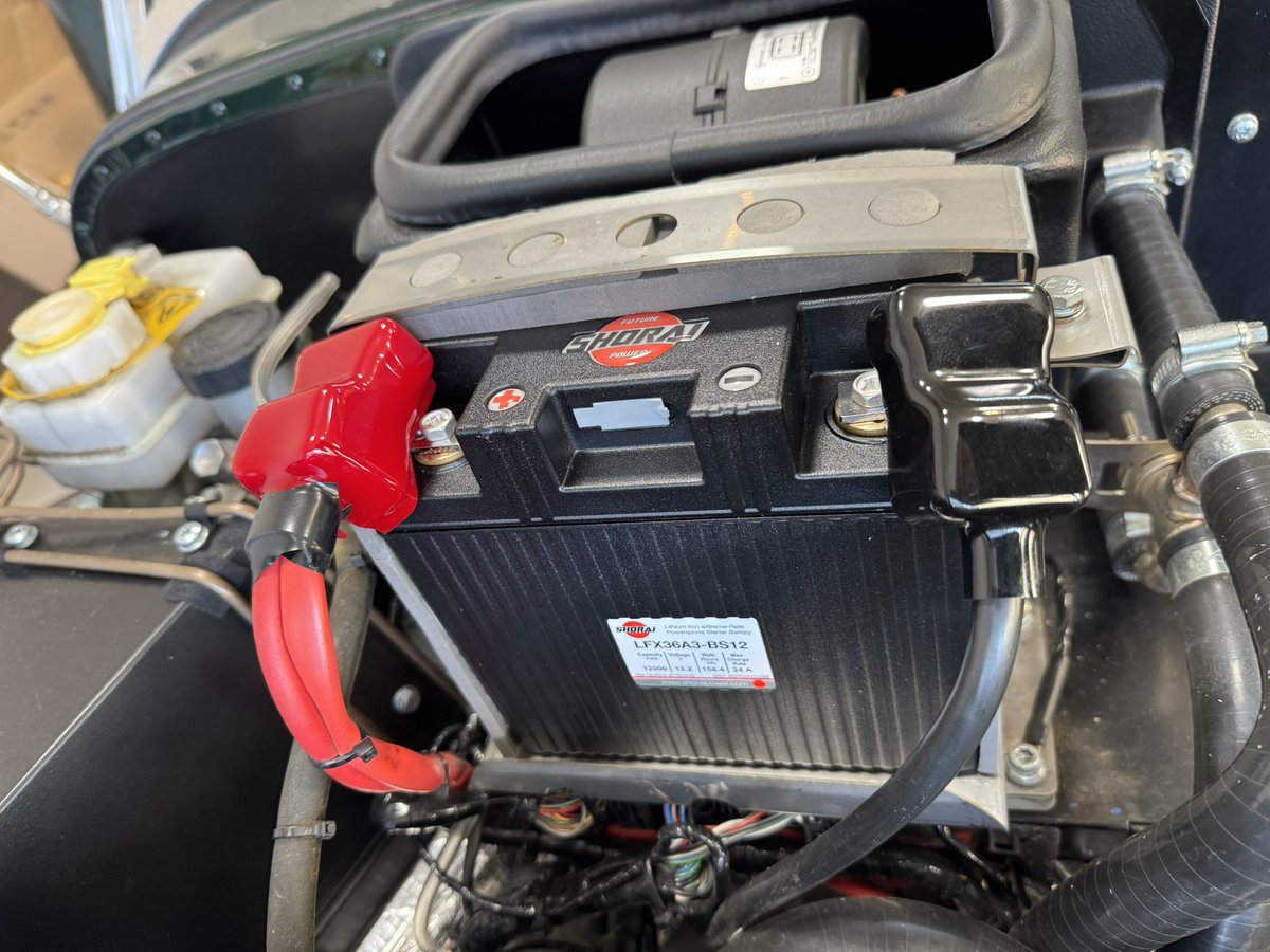 attmark's tweet photo. SS1600のバッテリーを交換しました。

入手可能な鉛電池ではサイズオーバーなので、SHORAIのリチウムバッテリーを選択！

サイズ的に2/3程度、重量は1/3程、ダウンサイジングしても容量は30Ahから36Ahにアップしました。

ポン付けでインストール完了！

少々お高いですが大満足！

#Caterham 
#SHORAI https://t.co/JnuiACqYuf