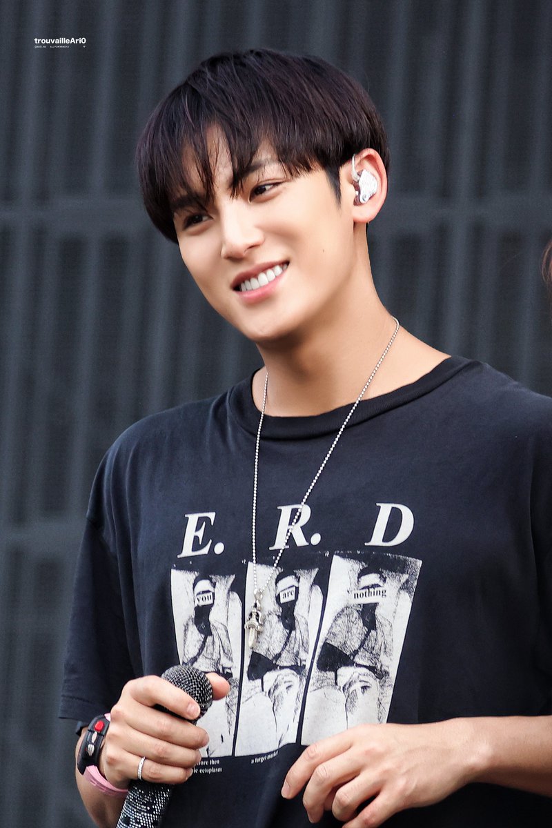 trouvailleAri0 tweet media