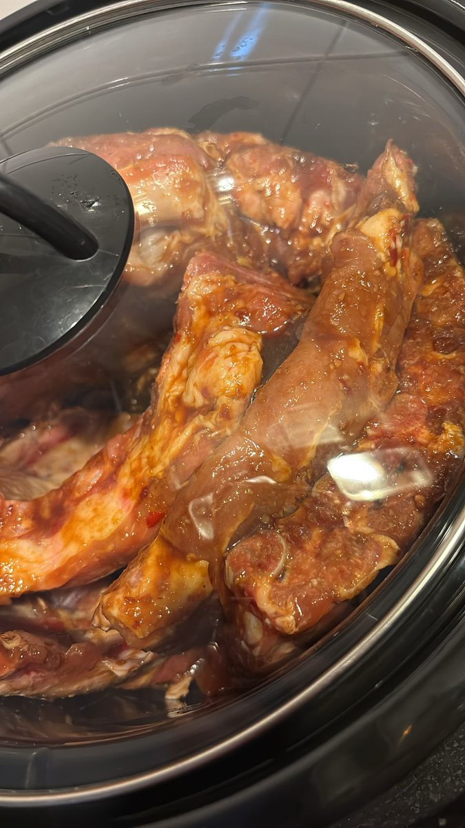 Ik kreeg een uitnodiging om ergens te eten, en dit is toch onmogelijk om te weigeren ? Soto soep en spareribs 🥰