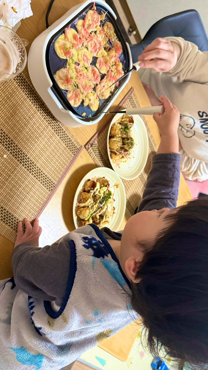 時々食べたくなるたこ焼き…無限に食べたくなってしまったので…たこ焼き機を手に入れてきました！

家族でタコパ！
みんなでつついて沢山食べましたー！
#たこやき #たこパ #２歳児