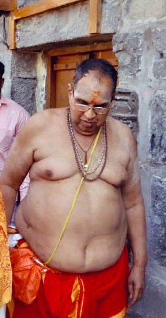 भारत में टेम्पल इकॉनमी 3.5 लाख करोड़ रुपए से ज़्यादा की है, भारत में ऑन रिकॉर्ड 25 लाख मंदिर है, इन मंदिर में 100% पुजारी एक ही जाति विशेष से आते हैं, यहां इनका शत प्रतिशत आरक्षण है,

दूसरी जातियों की भी नियुक्ति होनी चाहिए, सिर्फ एक ही जाति विशेष के लोग कब तक पोषित होते रहेंगे,