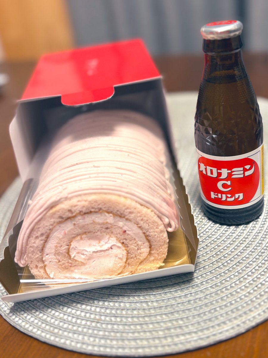家族からもらったホワイトデー！いちごロールわーい！🍓
こどもからママこれよく飲んでるからとオロC渡されてちょっとおもしろかった嬉しい☺️