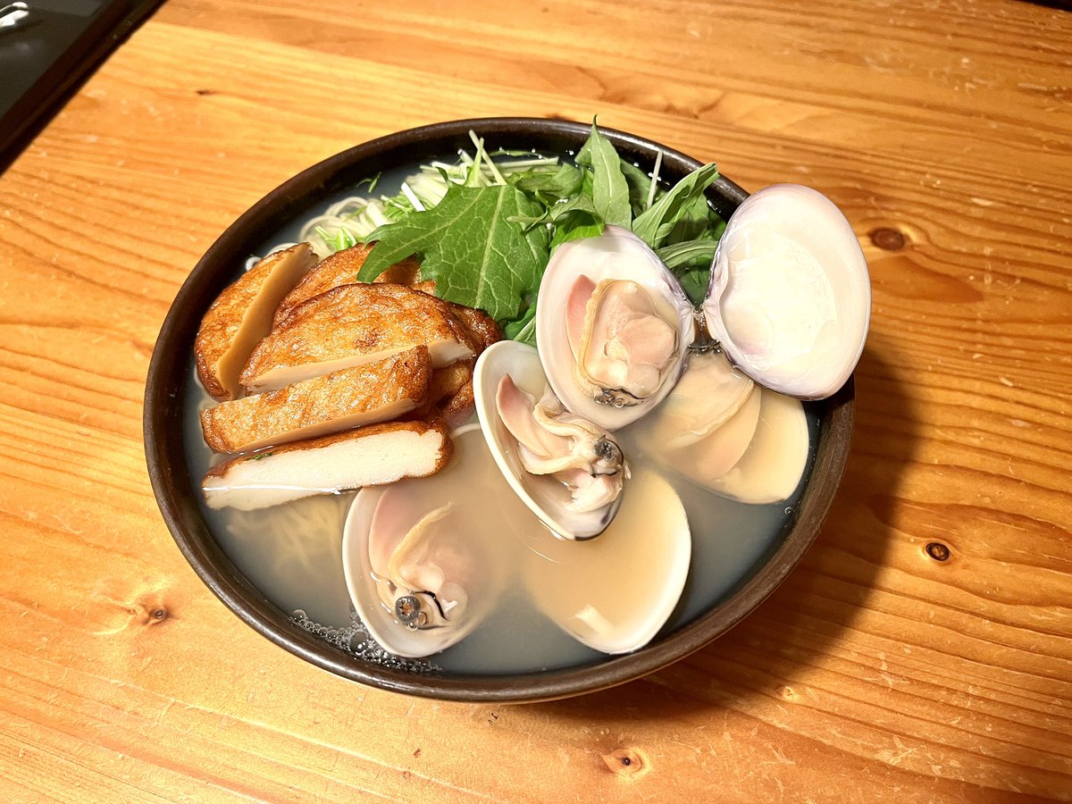 bptour's tweet photo. はまぐりラーメン第二弾🍜

今回は試作品。
・スープに塩を加えない
　→単体では美味いが麺には薄い。
・極細麺（前回は細麺）
　→スープに負ける
・さつま揚げ（前回は蒲鉾）
　→焦げが邪魔。蒸し物が宜し

やっぱ、前回のが完璧✨️

残り出汁に白味噌を溶いて味噌汁。
これ超ウマ🥰 https://t.co/ne5GwJHyq9