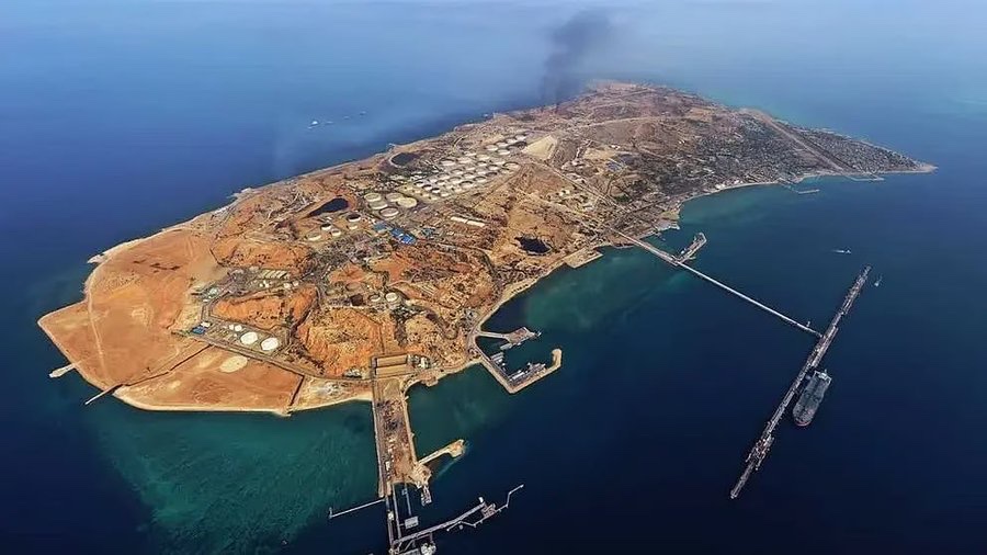 Trump_Fact_News's tweet image. 🚨 ALERTE INFO : 🇺🇸 Les États-Unis ont bombardé l’île de Kharg, le terminal gérant près de 90 % des exportations pétrolières iraniennes. Donald Trump affirme que seules des cibles militaires ont été touchées et avertit que si l’Iran menace le détroit d’Hormuz, la prochaine