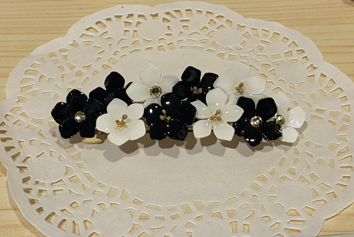 19deccm's tweet photo. モノクロ

#ハンドメイド 
#ハンドメイドアクセサリー 
#マニキュアフラワー #バレッタ https://t.co/ZweXoft4gS