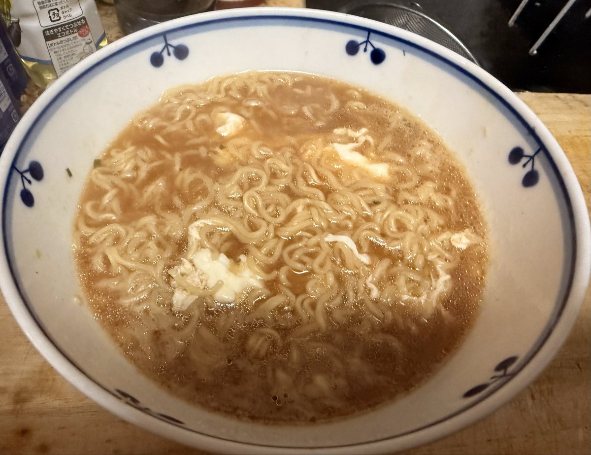 ogu_ryu1969's tweet photo. セブンイレブンの味噌ラーメン

個人的に好きで偶に食べています。

ラーメン屋さんに行きたいけど

これを食べたりカップ麺で我慢しています（笑）
この味噌ラーメンはセブンイレブンで
販売してない所も多いんです。

売ってると嬉しい☺️

ラーメンはなるべく食べないように
してる。痩せなきゃね😊 https://t.co/sTzvmhMSUJ
