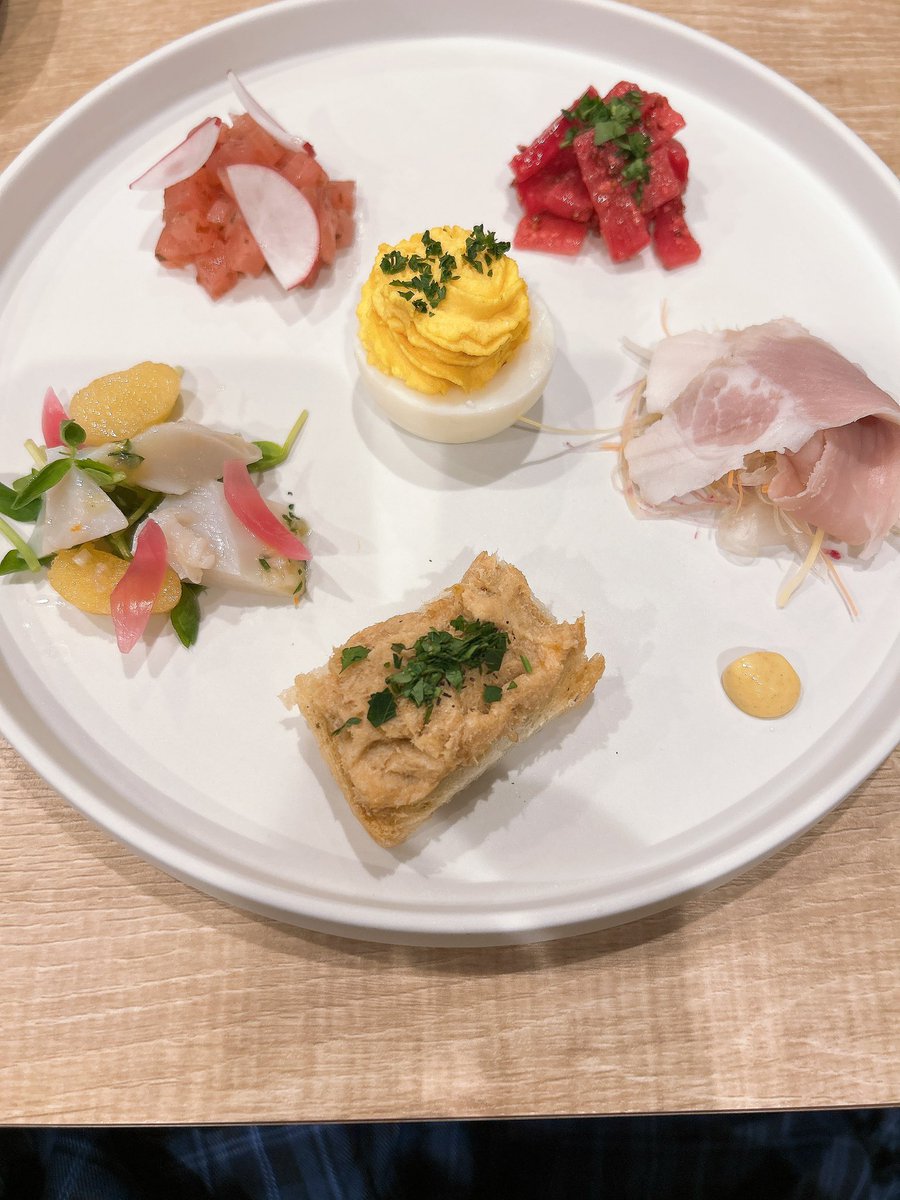 neru09_03x's tweet photo. 7万円分爆買いしてきました。これはご飯 https://t.co/iiEZW8KkEc