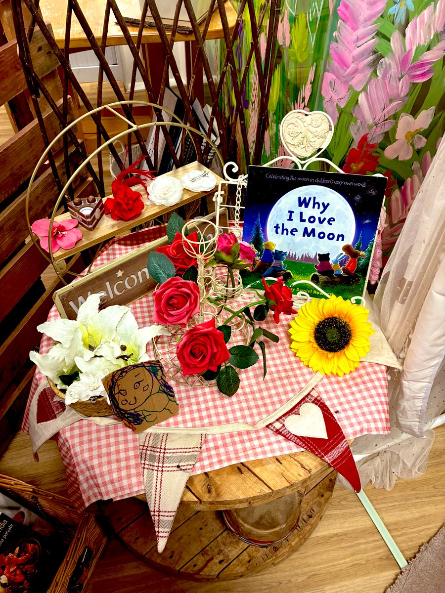 JoPetersEYFS's tweet image. Spring and mothers day provocations inspiring children in expressive arts. 
Eden Early Childhood Centre @RCDivineMercy 
#earlyyears 
#expressivearts