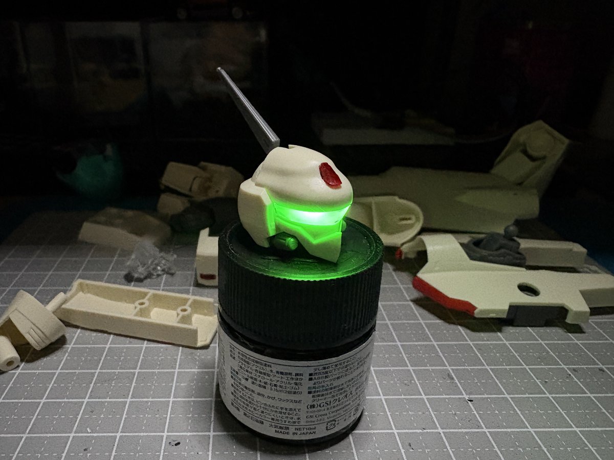 BearTwRider's tweet photo. YF-19の電飾を始めました。
トロワさんから依頼を受けてからどれくらいの経ってしまったのか…申し訳ないです😥
電池内蔵、単色LEDなので悩んでましたが、磁気スイッチを贅沢に使うことで解決します。
頭部、胸部、ピンポイントバリアパンチにそれぞれ配置します。
#電飾
#YF-19 https://t.co/NwHGjliG7M