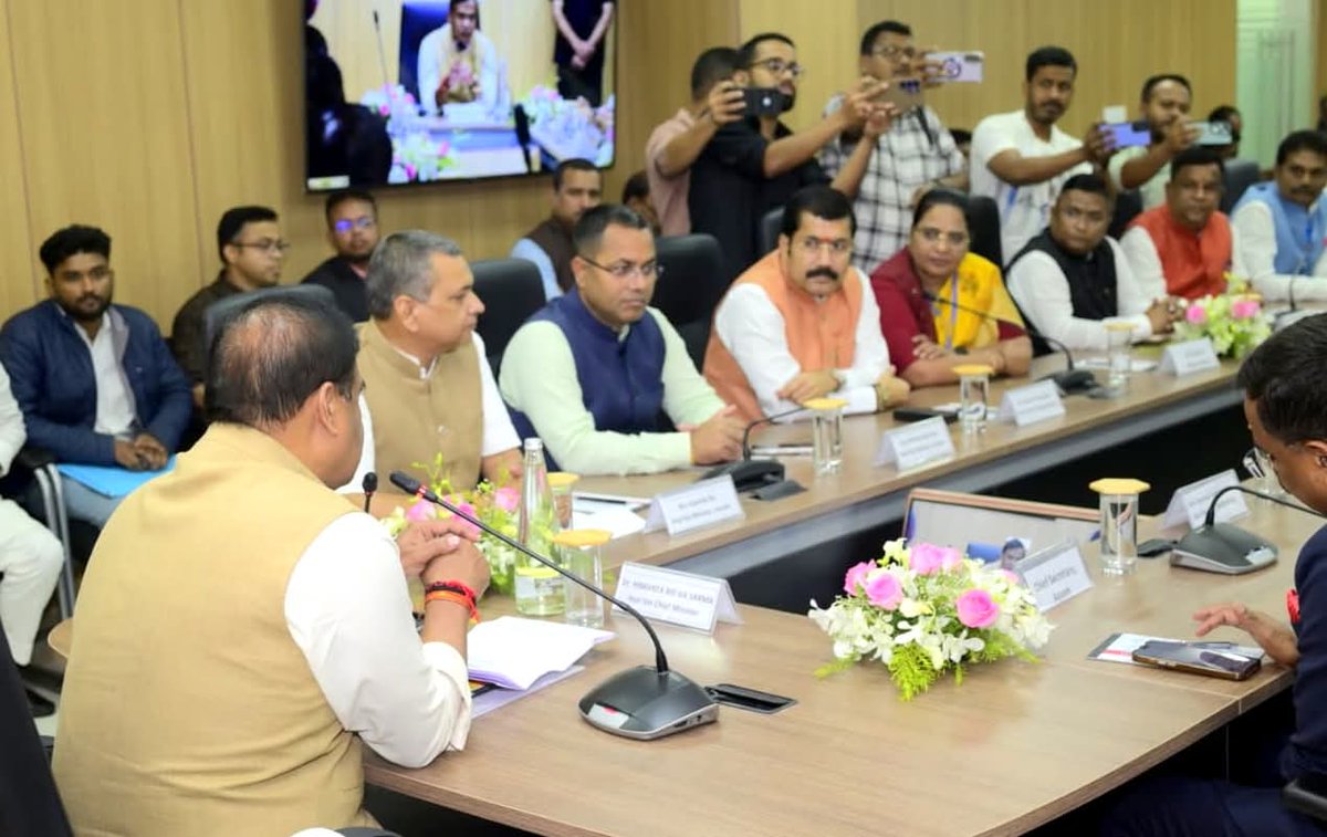 #HimantaHaiToHimmatHai 

A historic day for Barak Valley as Hon’ble Chief Minister of Assam Dr. <a href="/himantabiswa/">Himanta Biswa Sarma</a> Ji  inaugurated the Barak Valley Secretariat in Silchar and laid the foundation stones for several key development projects that will strengthen infrastructure,