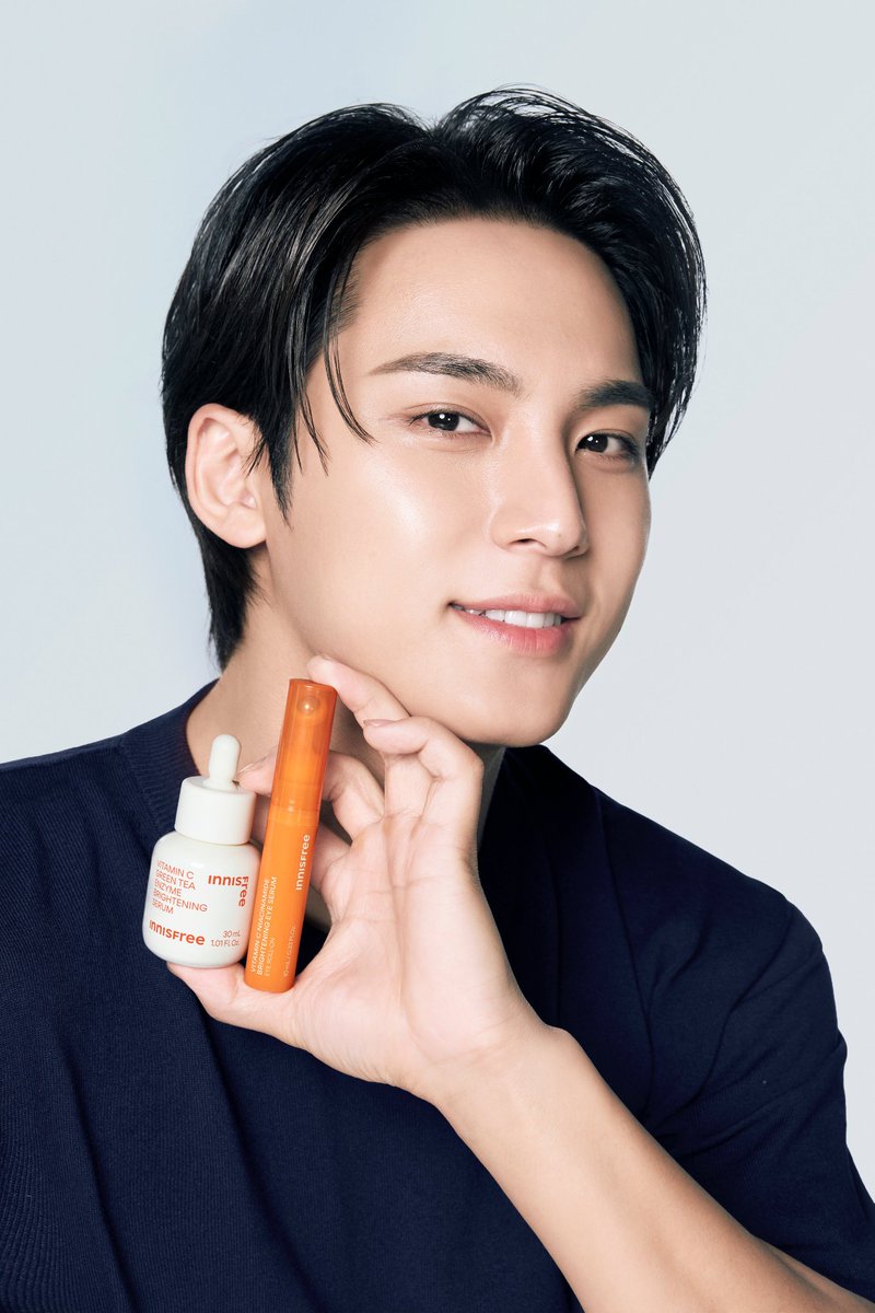 minghyuv's tweet photo. They say my eyes are shining brighter these days. How to get that glow:
1. Born with it
2. Hard work
3. NEW VitaminCBrighteningEyeSerum 🍊
One touch, all-in-one care for dark circles. https://t.co/lRqOlmrk39