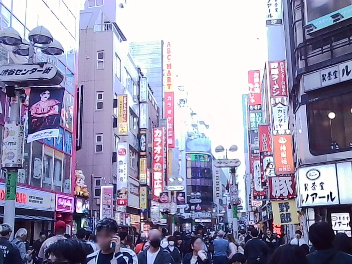 sunrisedingo's tweet image. charmeraというトイカメラを買いました。
高画質化してるスマホもいいけど
こういう写真を撮るのも楽しい
この渋谷の写真はゲームの428っぽく撮れて気に入ってる。
#charmera
#428〜封鎖された渋谷で〜