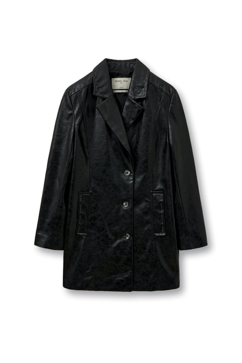 #미나 

260314 출국

브랜드: Matin Kim
제품명: FAUX LEATHER HALF DOUBLE JACKET
가격: 328,000 KRW 

링크: m.matinkim.com/product/faux-l…

#트와이스 #TWICE #미나 #MINA #트와이스패션 #손민수 #ミナ #자켓 #마뗑킴