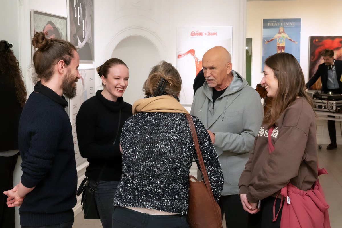 PLInstitut_Dues's tweet photo. 🎬 Weltpremiere in der @Duesseldorf! Zum ersten Mal werden Plakate zu allen Filmen und Theaterwerken von Andrzej Wajda gemeinsam präsentiert!

Die Eröffnung der Ausstellung „Andrzej Pągowski. Wajda aufs Neue“ im @PLInstitut_Dues. 

https://t.co/1b0hznK6re

#WajdaJahr2026 https://t.co/F6Od880Zka