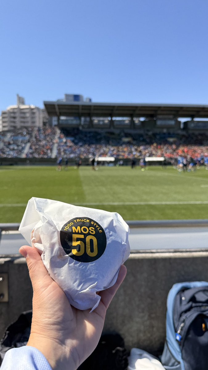 hiropoooooh's tweet photo. 今日のスタグル
モスのキッチンカー限定バーガー
おいしかったんだけど、モスバーガーって食べるにスキル必要だよね😅
うまく食べられないところを、しっかりJスポに抜かれました🤣
もっと技を磨きます！ https://t.co/rtfj856VoE