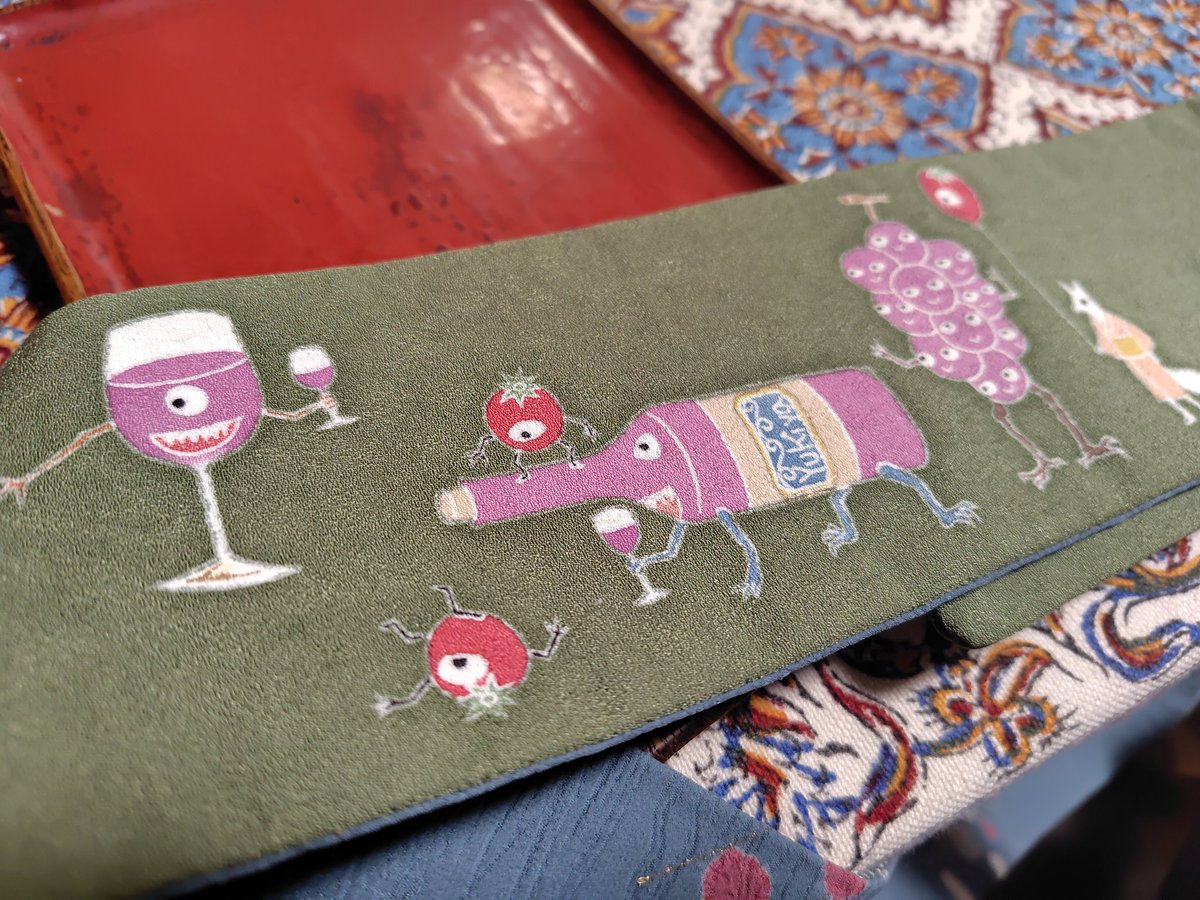 東京友禅作家のユキヤさん <a href="/javasparrow9/">東京手描友禅ユキヤ</a> のワークショップに参加してきました。以前父がユキヤさんに絵付を依頼したことがあるとのことで興味を持った手描き友禅。配色は難しかったけどすっごく楽しかったです✨念願のそめたろちゃんにも会えて感無量🥹ひっそり推し根付？コラボしてみました☺