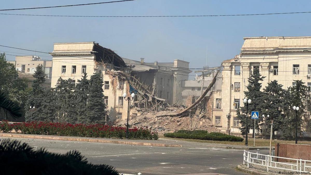 Утром 14 марта войска РФ атаковали центральную часть Херсона, в результате удара ранены трое детей, сообщили местные власти.

"12-летняя девочка и двое мальчиков в возрасте 11 и 13 лет получили взрывные травмы и острую стрессовую реакцию. У самого младшего ребенка также