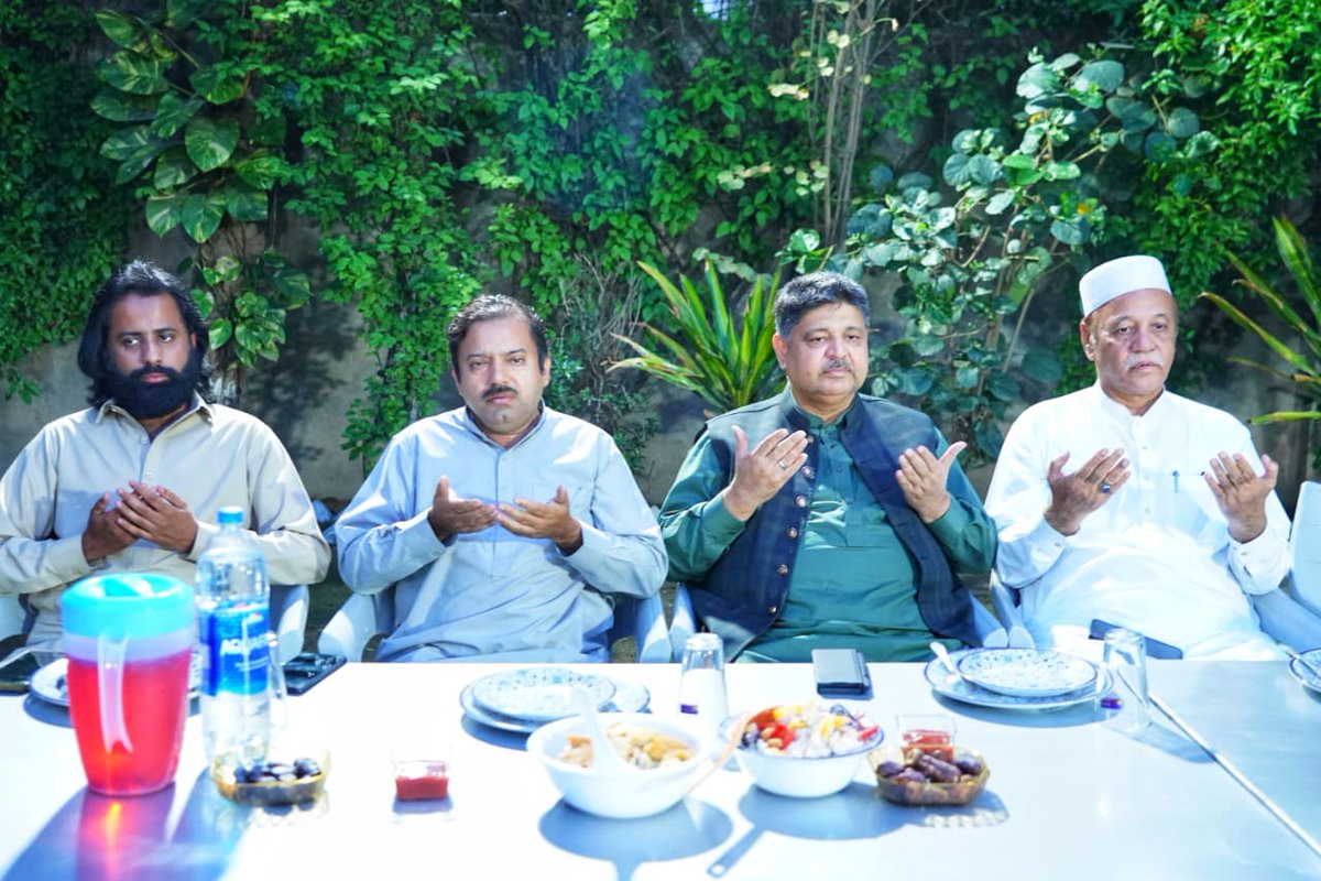 istehkamPK's tweet image. ممبر صوبائی اسمبلی وجنرل سیکرٹری آئی پی پی پنجاب محمد شعیب صدیقی نے صدر کینٹ لاہور میں سینئر نائب صدر آئی پی پی لاہور فاروق ڈوگر کی طرف سے افطار ڈنر میں شرکت کی۔
1/2

#IstehkamePakistanParty #IPP #IPPOfficial #Ramadan #trending #newsupdates