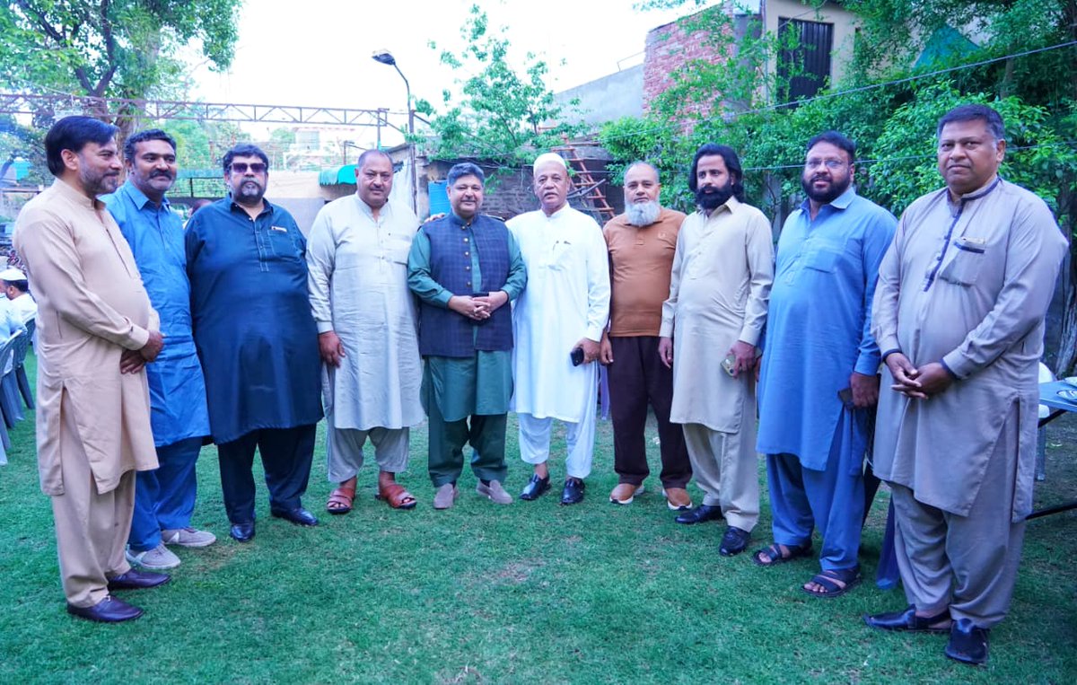 istehkamPK's tweet image. ممبر صوبائی اسمبلی وجنرل سیکرٹری آئی پی پی پنجاب محمد شعیب صدیقی نے صدر کینٹ لاہور میں سینئر نائب صدر آئی پی پی لاہور فاروق ڈوگر کی طرف سے افطار ڈنر میں شرکت کی۔
1/2

#IstehkamePakistanParty #IPP #IPPOfficial #Ramadan #trending #newsupdates