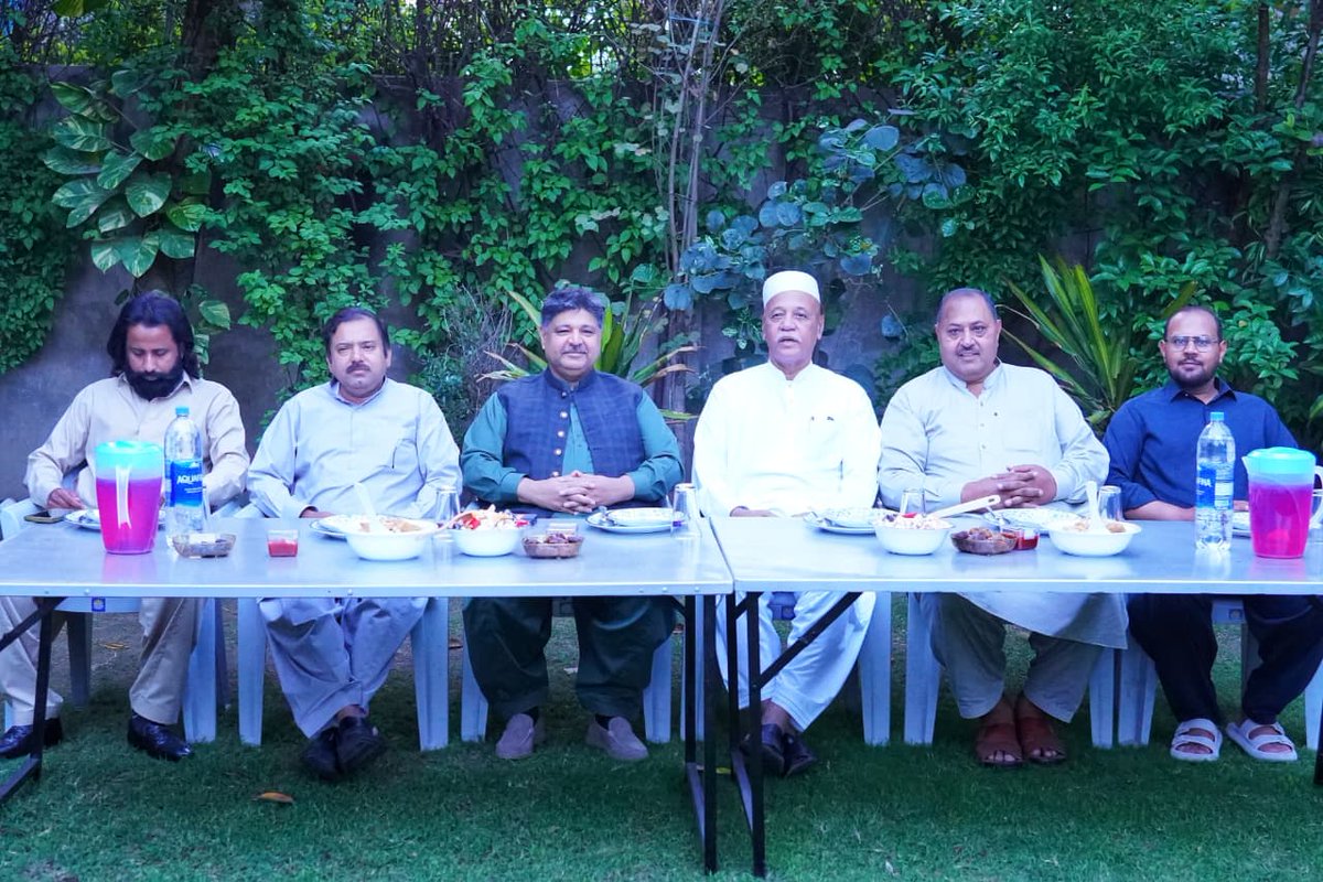 istehkamPK's tweet image. ممبر صوبائی اسمبلی وجنرل سیکرٹری آئی پی پی پنجاب محمد شعیب صدیقی نے صدر کینٹ لاہور میں سینئر نائب صدر آئی پی پی لاہور فاروق ڈوگر کی طرف سے افطار ڈنر میں شرکت کی۔
1/2

#IstehkamePakistanParty #IPP #IPPOfficial #Ramadan #trending #newsupdates