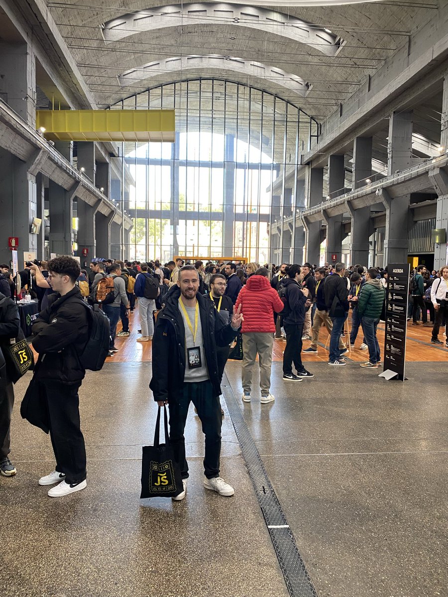 jotxee's tweet photo. Por jugarla en #jsconfes con la foto con más peñita + coffee break! https://t.co/7VT4eO7G8s