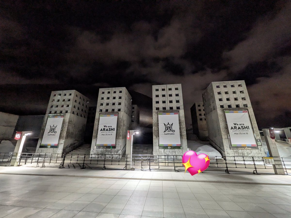 ars_lio4q3's tweet photo. 私にとって嵐は人生そのもの。
始まる前から大号泣だったし、ほとんどの曲で泣いたけど、涙を拭うのすら惜しかった。
言いたいことも感じたことも推しポイントもいっぱいあるけれど。
やっぱり嵐は嵐だった！
私たちファンを想って、寄り添い続けてくれる最高のアイドルだよ💙❤️💚💛💜👑
#WeareARASHI https://t.co/xo1BtPXJfy