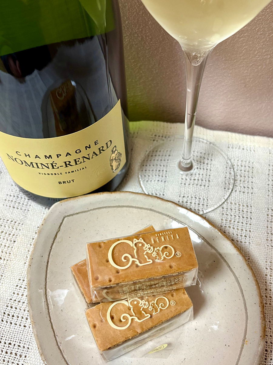 enoteca_online's tweet photo. 今日は #ホワイトデー。自分へちょっとご褒美を🫶

合わせたのはクルミッ子とシャンパン。お気に入りのペアリングです！

きめ細かな泡と、みずみずしい果実味。ほのかなナッツの香りが、クルミの香ばしさと重なります😍🥂

@Kamakura_Beniya https://t.co/WwN3ggQDMS