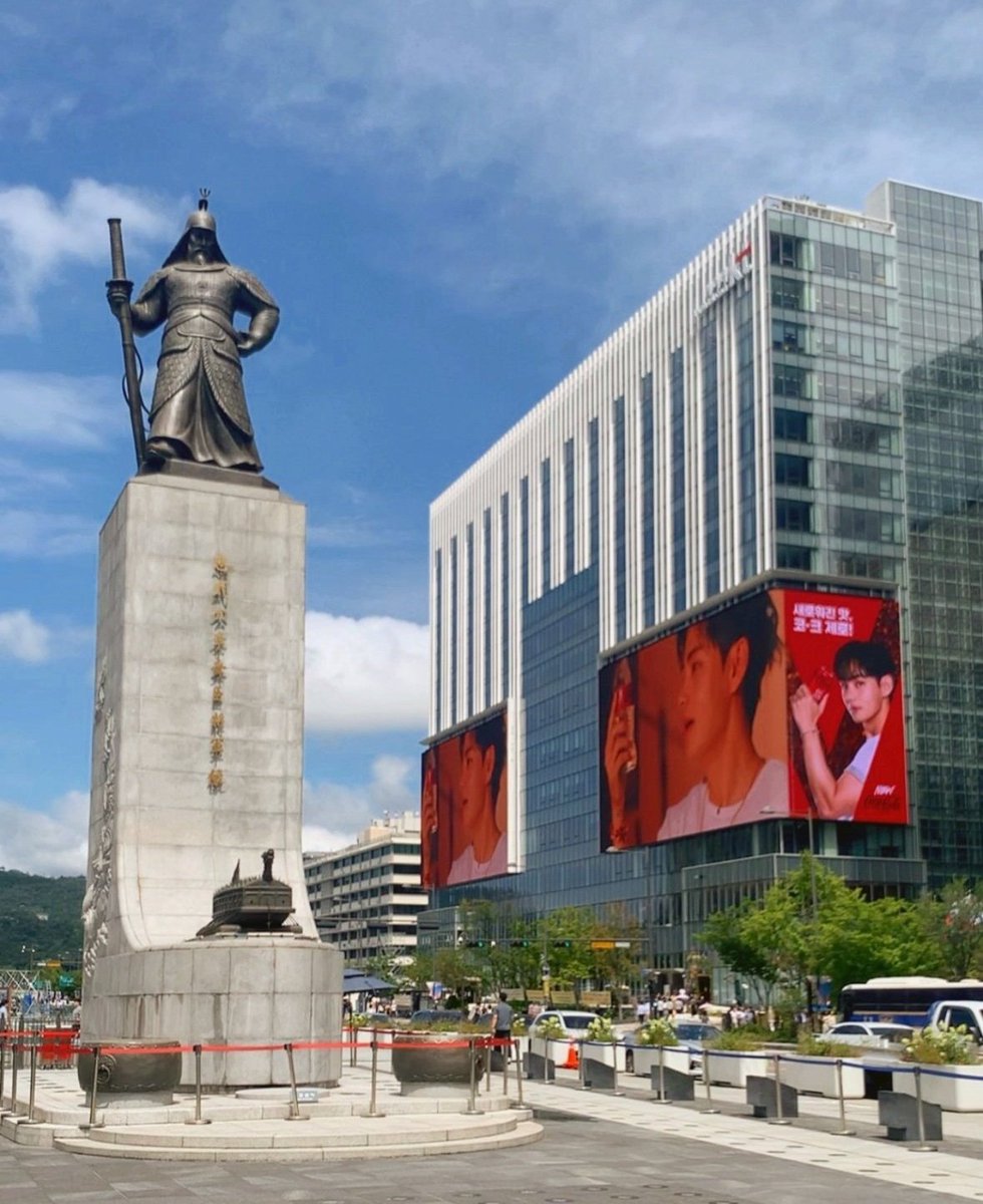 reminded me of this. Isn't is crazy how Taehyung's brands single- handedly gave him the kind of promotion they are now getting for their most awaited Comeback album? 😭