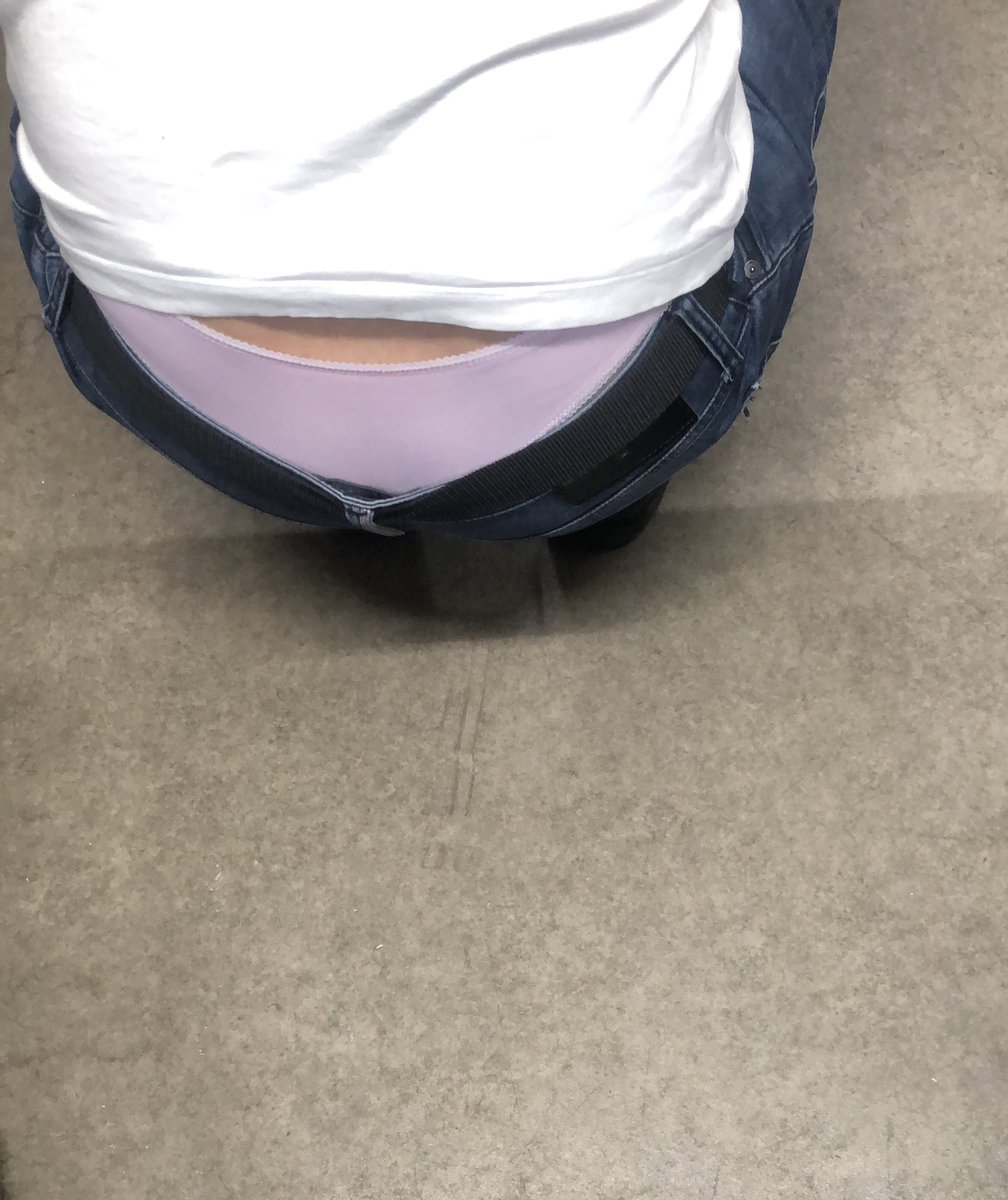 Quarter900's tweet photo. Bir anlık dalgınlıkla yerde bişey yaparken iş arkadaşım karşılaştığı görüntü bana gönderdi kanka aramızda bir dahakine dantelli siyah olsun diyor ne diyeceğimi bilemedim sıçtık galiba🥲 https://t.co/bFG9nsF14A