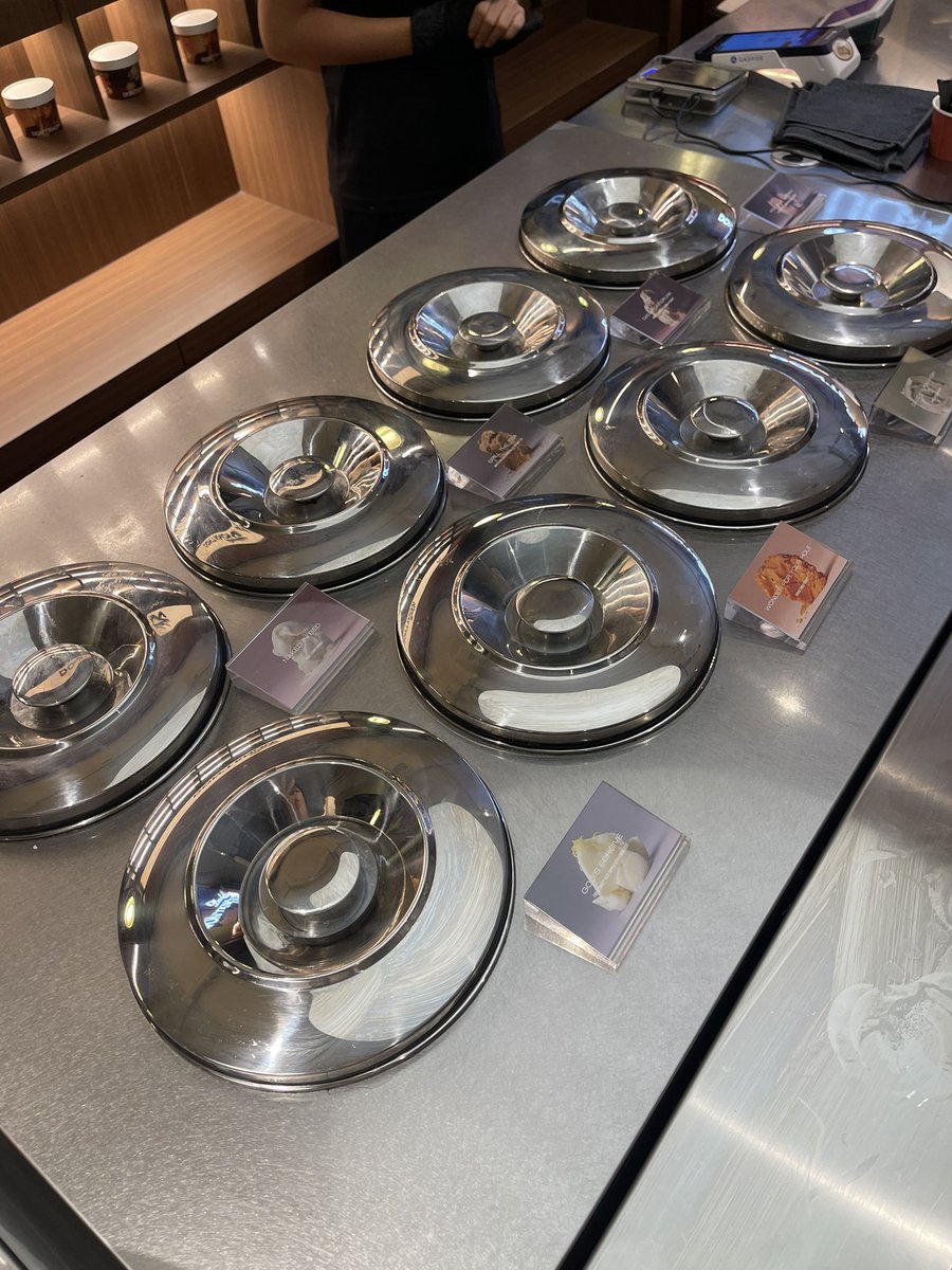 Daddy Don’t Know ร้านเจลาโต้แถวสีลม เป็นร้านเล็กๆ flavors จะสลับสับเปลี่ยนกันไปในแต่ละวัน วันนี้โดนรส pop the cherry ไป so refreshing อ่ะ เป็นรสเชอร์รี่ผสมช็อคโกแล็ต ราคาไม่สร้างบ้าน