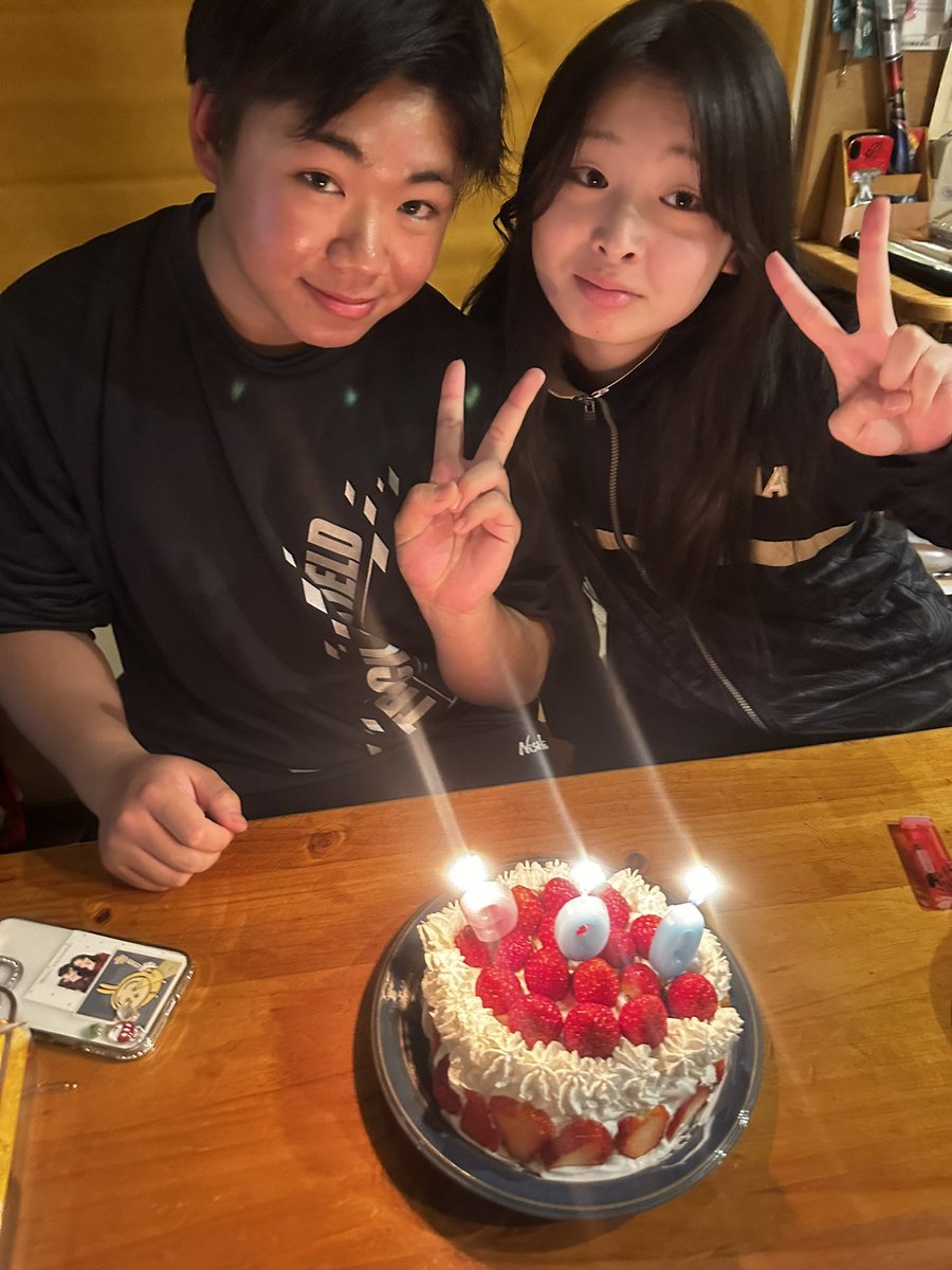 aikananon's tweet photo. 900日記念日だって。
おめでとう🎉
投擲カップル https://t.co/p9UBtAAvlr