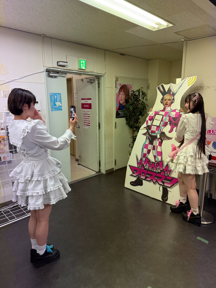 ichale_staff's tweet photo. 【オフショット】
スタジオの顔はめパネルで撮影中の露光時間さん📸
楽しそうでした！苺乃さんは別件でいらっしゃらず撮れませんでした🙇

またのご出演お待ちしてます！
次は、メンバーさん全員揃った写真を撮らせてください！

@moon_qp_ 
@ichina_0227 
@sakurai_keika 
@ayana_desu_ 
@rokou_jikan https://t.co/ws18RkeFpc
