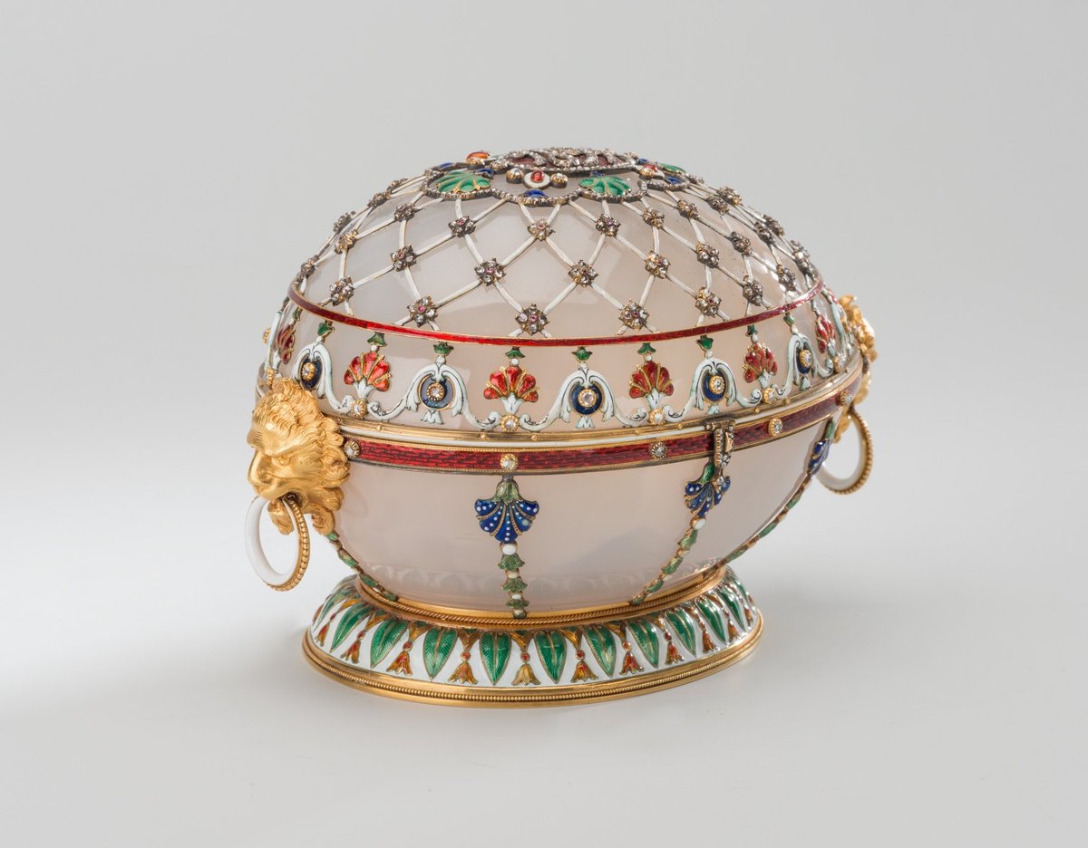10 марта день рождения Александра III.
(1845-1894).

Для молодого Карла Фаберже главы скромной ювелирной фирмы первый заказ императора оказался судьбоносным.

Пасхальное яйцо с сюрпризом.