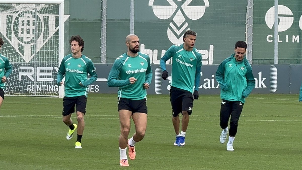 🟢‼️ ÚLTIMA HORA #RealBetis 

↪️Sofyan Amrabat ENTRENA con el resto de sus compañeros con normalidad y podría ser la novedad en el partido ante el Celta. 

ℹ️<a href="/deportesDDS/">Deportes Sevilla</a>