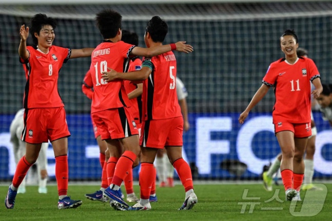 aina0660's tweet photo. 대한민국 여자축구가 6대0으로 압도적으로 우즈베키스탄을 이기면서 아시안컵 준결승전 진출했습니다!!🎉🎉
그리고 아시안컵이 예선을 겸하고 있어서 이 경기를 이겨서 2027 브라질 여자월드컵 본선 진출을 확정 지었다네요 다들 축하해주세요🎊🎊 https://t.co/pU7yADAC9p