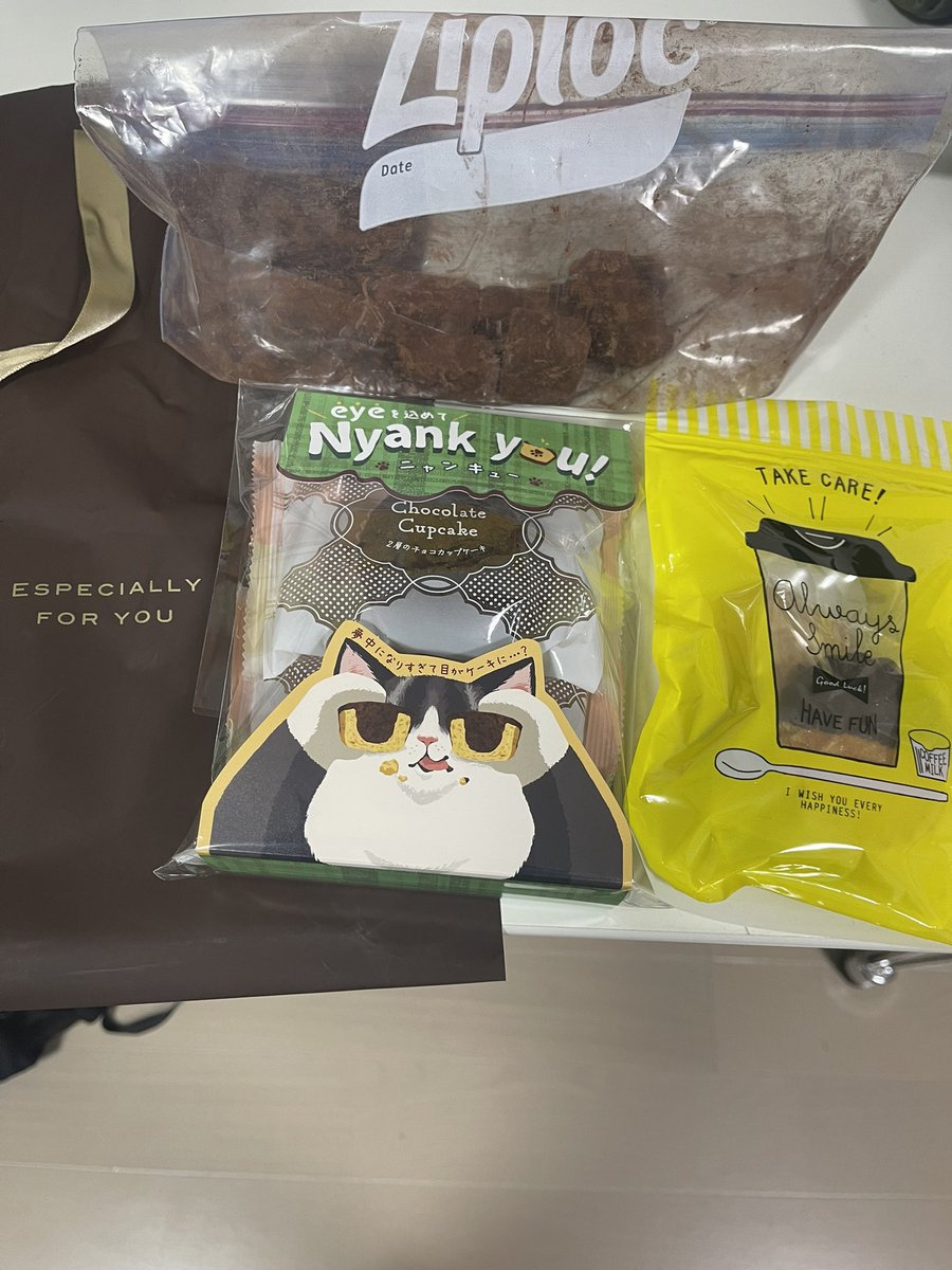 biancaesmith12's tweet photo. Today was White Day in Japan, a day when boys/men give reciprocal chocolate to girls/women after Valentine’s Day (exactly a month later). These were my chocolate gifts from my players ☺️ #WhiteDay #internationalcoach https://t.co/nXPRhOyJi5