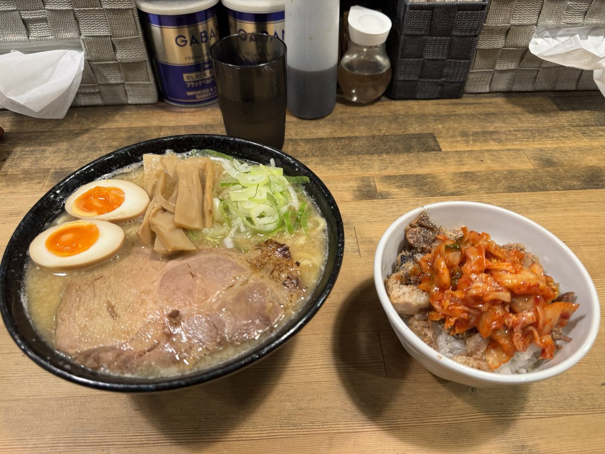 van_smans's tweet photo. いやー美味かったぞ！
うますぎたぞ！
ごちそうさまでした😋
疲れた身体にしみました。。
濃厚鶏そば　大盛り　脂めしキムチ
#麺屋奏 https://t.co/fogOjUkYX1