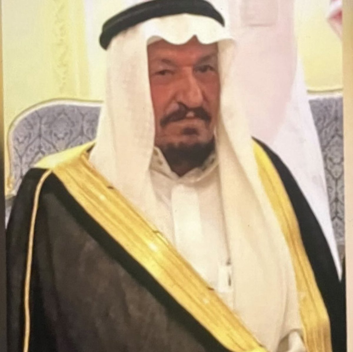 sltanaaslatn's tweet photo. ثابتٌ أبي… حين يسقط الجبل ويبقى الأثر

ليس هذا رثاءً عابرًا، ولا بكاء وداعٍ يرضى بفكرة الفقد؛ فالفقد في مقامك أوسع من الكلمات، وأثقل من أن تحمله العبارات. إنما هي شهادة حياة لرجلٍ ما يزال حيًا فينا، يسكن تفاصيلنا، ويجري في أرواحنا كما يجري الدم في العروق.

يا أبي… لم تكن رجل مناسبةٍ تُذكر ثم تُنسى، ولا رجل مشهدٍ يسطع لحظة ثم يخبو. كنت حياةً كاملة من المعاني؛ دينًا يمشي على الأرض دون ضجيج، وخلقًا إذا حضر استحيا الخطأ، وهيبةً لا تصنعها المناصب بل يصنعها الصدق.

كنت الأب الذي إذا دخل البيت دخل معه الأمان، وإذا نطق سكنت القلوب، وإذا ابتسم شعرنا أن الدنيا ما زالت بخير.

أكتبك اليوم، وقلبي مكسور بين ضلوعي؛ فقد سقط الجبل الذي كنت أستند إليه، وغاب الصوت الذي كان يملأ البيت طمأنينة، وغاب الوجه الذي إذا أقبل أقبلت معه السعادة.

يا أبي… لم أمدحك لأنك أبي، فدم الأبوة لا يحتاج إلى مدح، لكنني أقول ما شهد به الناس قبلي وعرفوه عنك: لقد جمعت من صفات الرجال ما يتفرق في أعمار الرجال؛ جمعت الدين حين كان التزامًا لا شعارًا، وجمعت الخُلُق حين كان موقفًا لا مظهرًا، وجمعت الهيبة حين كانت ثمرة الصدق لا صدى الكلام.

حتى في أيامك الأخيرة، حين أثقل المرض الجسد، لم يضعف يقينك ولم تنكسر روحك. رأيت فيك معنى الرجال حين يقفون بين يدي القدر صابرين؛ لا يعلو صوتهم بالشكوى، بل يعلو يقينهم بالله تسبيحًا وتهليلًا وشهادة.

هناك فهمت درسًا لن أنساه ما حييت: أن العظمة ليست في قوة الجسد بل في قوة الإيمان، وأن الرجال الكبار لا يُقاسون حين تشتد سواعدهم بل حين يثبتون في لحظات الضعف.

يا أبي… عشت ثابتًا كما كان اسمك، ورحلت ثابتًا كما عشت. لم تمر في الحياة مرور العابرين، بل تركت أثرًا يمشي فينا، وقيمًا ستبقى في أبنائك ما بقيت أرواحهم.

لقد كنت – رحمك الله – أبًا تُستظل بظله القلوب قبل البيوت، ورجلًا تمشي المروءة في خطاه، وتُعرَف في مجالسه معاني الكرم والصدق وصفاء النية. كان حضوره طمأنينة للناس قبل أهله، وبساطته رفعة، وصمته حكمة، وكلمته ميزانًا.

عاش بين الناس سخيًّا باذلًا معطاءً، كريم الخُلق، طيّب الذكر، قريبًا من القلوب، يزرع المعروف حيثما حلّ، ويترك في النفوس أثرًا لا يُمحى. لم يكن ممن يتحدثون عن الخير كثيرًا، بل كان ممن يصنعونه بهدوء ثم يمضون دون ضجيج.

ولذلك يا أبي، لم يكن رحيلك غياب رجلٍ من بيت، بل غياب قلبٍ من حياة.

ومهما حاولنا أن نسير في الطريق الذي سرت فيه سنظل نشعر أننا متأخرون خطوةً عنك؛ لأنك كنت دائمًا هناك… في القمة. وكلما حاولنا أن نقترب من تلك القمم تذكّرنا الحقيقة التي تختصر المسافة بيننا وبينك: أن الكبار لا تُقاس أعمارهم بما عاشوه، بل بما تركوه في قلوب الناس من أثرٍ لا يزول.

لقد تركت لنا إرثًا كبيرًا، وسيرةً ومسيرةً زاخرة عظيمة؛ أعاننا الله على حملها، وصونها، واستدامتها، وأن نكون أبناءً يليقون باسمك كما كنت أبًا يليق به الفخر.

يابوي ما خلّيت لي شيء أبنيه
يابوي درب الطيب كُلّه ختمته

أتعب على ضلعٍ طويلةٍ مراقيه
ويْليا وصلتْه إلا وانت قبلي وسمته

اسمك رفعني عند الأجناب طاريه
ودرسك وأنا صغيرٍ فهمته

نعم يا أبي… لقد ختمت دروب الطيب، ووسمت قممها قبل أن نصل إليها. كلما ظننا أننا اقتربنا من بعض ما كنت عليه أدركنا أننا ما زلنا نتعلم من مراجلك .

كنت أظن أن الرجال إذا كبروا لا يعرفون اليُتم، حتى رحلت، فاكتشفت أن الابن يظل طفلًا ما دام أبوه حيًا.

رحمك الله يا أبي، غفر الله لك ووسّع مدخلك وأكرم نزلك وجعل قبرك روضة من رياض الجنة، وجمعنا بك في مستقر رحمته غير خزايا ولا مفتونين.

فإن كانت الحياة قد أخذتك من أعيننا فإنها لن تستطيع أن تأخذك من قلوبنا. ستبقى يا أبي في دعائنا، وفي أخلاقنا، وفي كل خطوة نحاول فيها أن نكون أبناء يليقون باسمك.

ويبقى في صدري سؤال لا جواب له: كيف يمضي الابن في الحياة وقد كان أبوه الطريق، والنور، والظل، والسند
والأمل والرجاء في رحمة ربنا أن تعوّضنا عن لوعة فراقك، وتخفف عظم غيابك الذي أجهد القلوب.

يقولون لي: “يا أبي، لماذا تبكي
فأجيبهم: إذا لم أبكيك، يا أبي، فما معنى البكاء، أبكيك محبةً، وأبكيك وحشة فراقك.

رحمك الله يا أبي… فقد رحل الجسد، لكن الأثر باقٍ، والذكر حيّ، والقلب ما زال يذكرك بالدعاء كلما مرّ طيفك في الذاكرة.

#الابن_يظل_طفلًا_ما_دام_أبوه_حيًا
#وادي_المريفق_بني_الحارث
#عرابيات_ابن_يرثي_أباه
