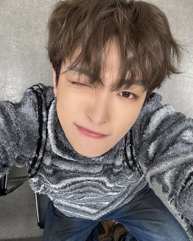 hwallazziaa's tweet photo. I love how 'winking' is a signature pose in Hongjoong's selfies https://t.co/8wLrqRi5wv