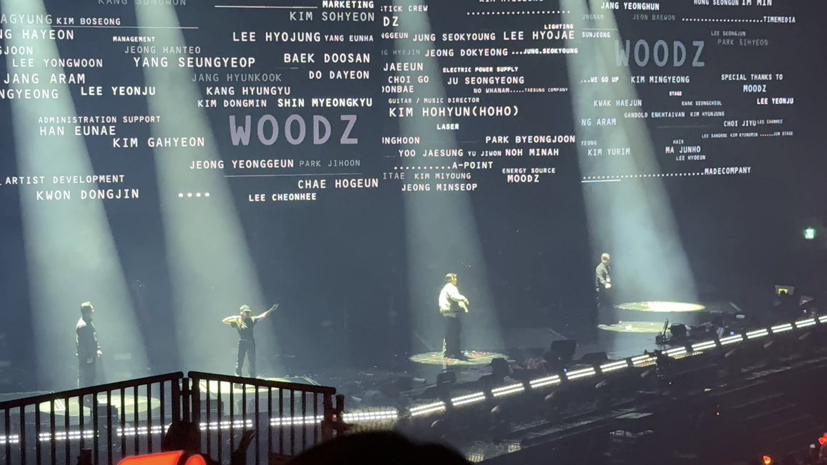 woodz_511's tweet photo. 우즈콘서트 마지막에 크레딧 올라가고
악기세션만이 아닌 진짜 스텝분들도 
나와서 인사하는 거 인상적 https://t.co/1506vFXFUn
