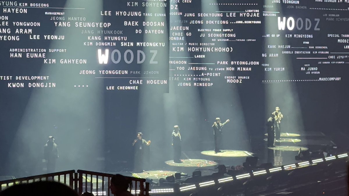 woodz_511's tweet photo. 우즈콘서트 마지막에 크레딧 올라가고
악기세션만이 아닌 진짜 스텝분들도 
나와서 인사하는 거 인상적 https://t.co/1506vFXFUn