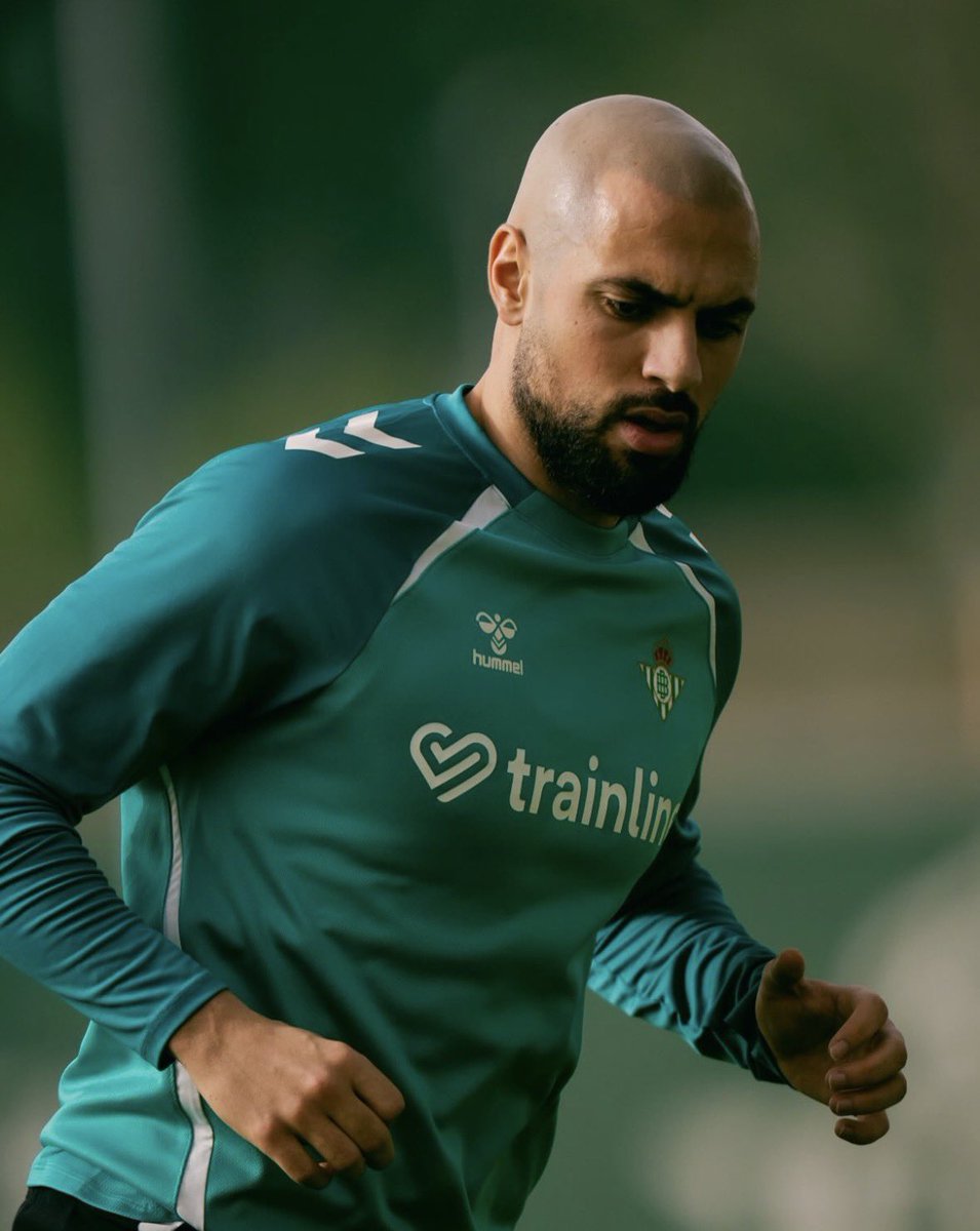 🚨🟢 Sofyan Amrabat entrena con normalidad junto al resto de sus compañeros.

↪️ El marroquí podría regresar este domingo a una convocatoria. Tiene la última palabra Pellegrini, que habla a las 12:50 horas. #RealBetis