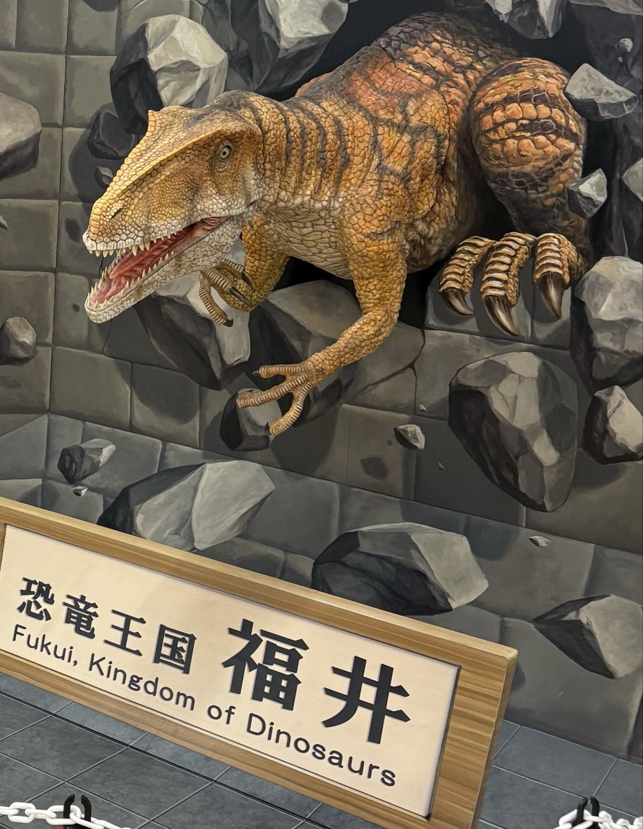 umaimaru's tweet photo. It was a dinosaur that greeted me.😜
#小松空港 https://t.co/bIJmNVQOdg